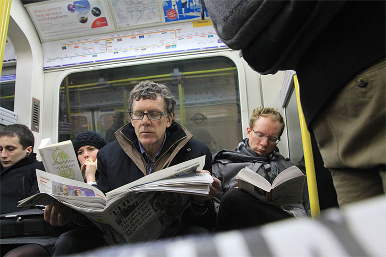 지하철에서 독서하는 사람들 사진