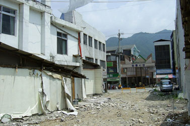 원통시장 앞 여관 잔해 사진