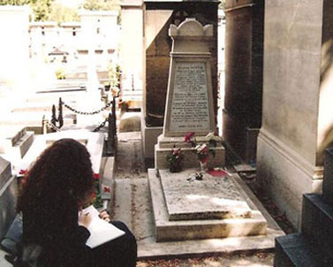 파리 한복판에 있는 몽파르나스 묘원의 샤를 보들레르 묘 사진