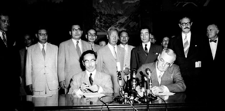 1953년 8월 8일, 서울에서 진행된 한미상호방위조약 최종안 가조인식. 변영태 외무부 장관과 존 포스터 델레스 미국 국무장관.