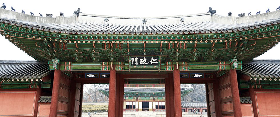 우리나라에 남아 있는 궁궐 정문으로는 가장 오래된 돈화문.