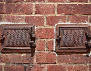 동관과 서관 건물 벽 굴뚝의 흔적이나 창의 양식이 오랜 역사를 가늠케 한다.
