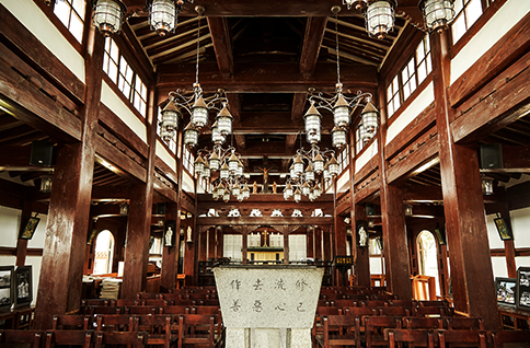 바실리카 양식을 취하고 있는 성당 내부는 아름다우면서도 독특한 분위기를 풍긴다