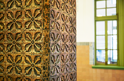 1�2등 대합실의 고급스러운 인테리어를 보여주는 이 기둥은 전체가 화려하고 섬세한 무늬로 장식되어 있다(우).