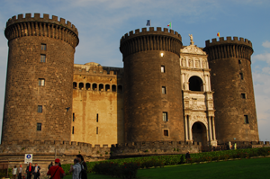 누오보 성 Castel Nuovo